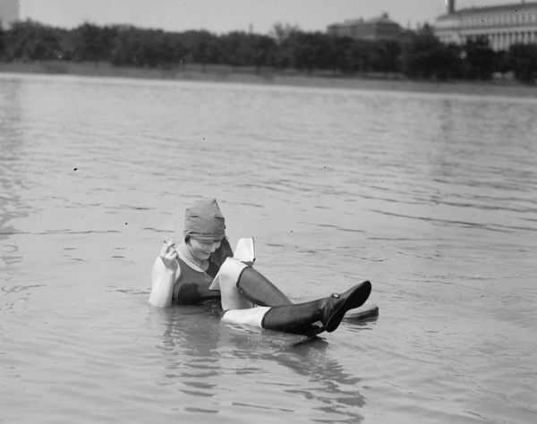 1922 photo Muriel Quackenbush in bathing suit swiming  