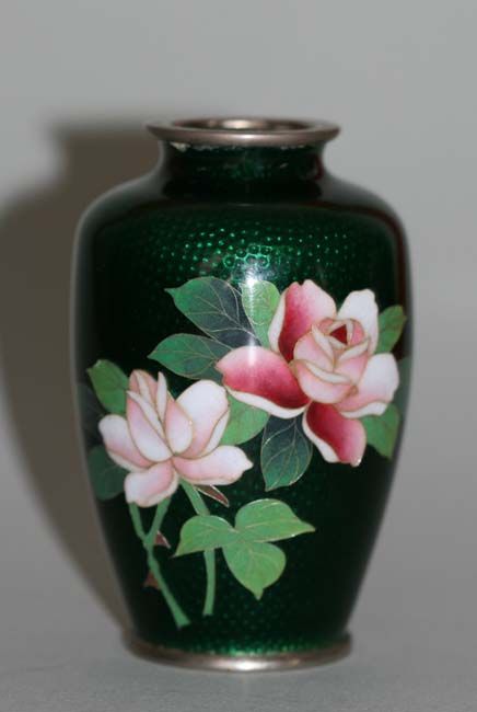 STUNNING JAPANESE CLOISONNÉ VASE w. ROSE FLOWER DÉCOR c. 1920