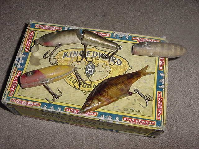 VINTAGE LOT OF WOOD FISHING FISH LURES AND MT BOXES  