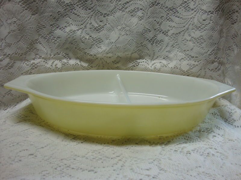 Vtg Pyrex Yellow 1 1/2 Qt Oval Divided Dish Nr Mint  