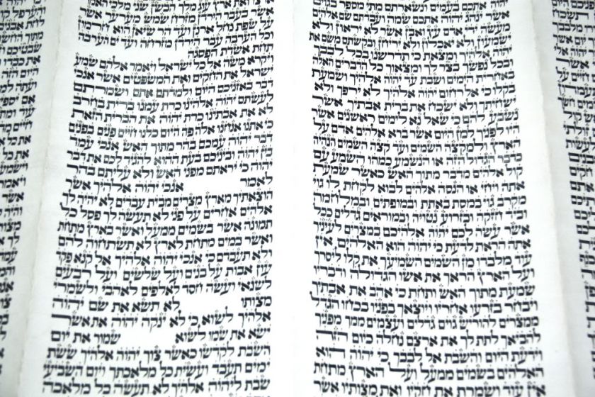 BEAUTIFUL COMPLETE TORAH BIBLE SCROLL PARCHMENT JUDAICA  