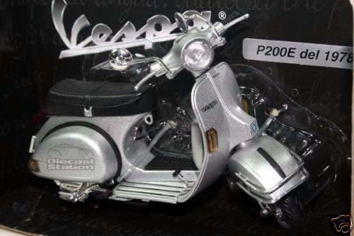 NEW RAY 1978 P200E DEL VESPA 1/12 DIE CAST SILVER  