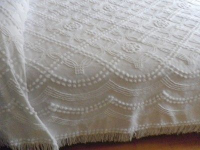 VINTAGE CHENILLE BEDSPREAD Snow White Needletufted Cabin Crafts 