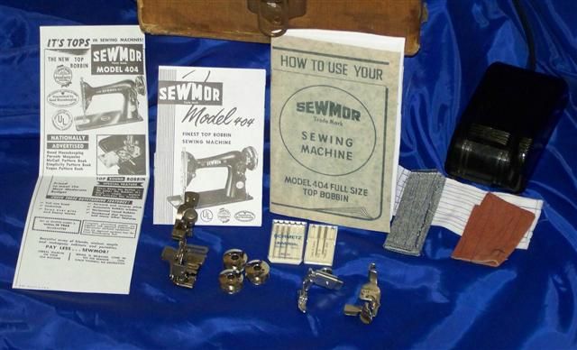   404 SEWING MACHINE ATTACHMENTS CASE MANUAL FINEST TOP BOBBIN BEAUTIFUL