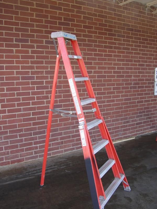 WERNER / LOUISVILLE 8 FT HOWARD FIBERGLASS STEPLADDER  